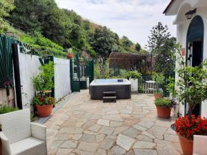 un patio con vasca da bagno in giardino di Le Cicale - Apartments a Conca dei Marini