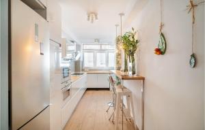 Η κουζίνα ή μικρή κουζίνα στο 3 Bedroom Amazing Apartment In Almería