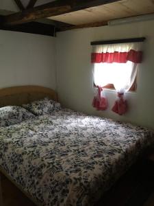 um quarto com uma cama e uma janela em Etno selo Krugerdorf 