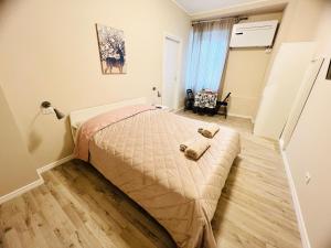 Schlafzimmer mit einem Bett und Holzboden in der Unterkunft Sonila's Home in Bergamo