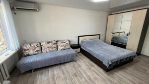 Кровать или кровати в номере Однокомнатная квартира в центре города