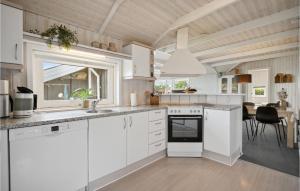 Sønder BjertにあるAmazing Home In Bjert With 3 Bedrooms, Sauna And Wifiのキッチン(白い家電製品付)、ダイニングルーム