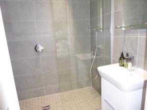 La salle de bains est pourvue d'une douche, de toilettes et d'un lavabo. dans l'établissement Springfield Court 12, à Harrogate