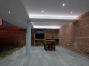 una habitación vacía con una mesa y una pared de ladrillo en Casa amplia en ubicación tranquila de la ciudad en San Salvador de Jujuy