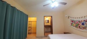 een slaapkamer met een bed en een plafondventilator bij condominio super grande con 3 habitaciones in Puerto Vallarta