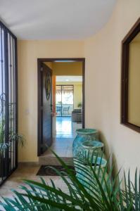 een hal met een deur naar een woonkamer bij condominio super grande con 3 habitaciones in Puerto Vallarta
