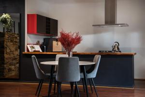 a kitchen with a table with chairs and a counter at Minni Gums in Daylesford