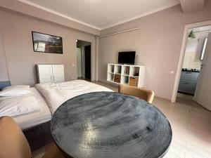 1 dormitorio con 1 cama y 1 mesa en una habitación en Central Studio Vitan Mall, en Bucarest
