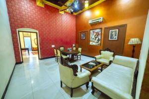 a living room with a table and chairs at HOTEL WINDSOR CASTLE in Salem