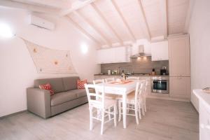 Η κουζίνα ή μικρή κουζίνα στο Luxury New Villa in LaCaletta 1 min from the Beach
