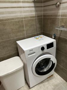 y baño con lavadora junto a un aseo. en New Comfortable Apartment in Bijela - Appart numéro 2, en Bijela