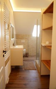 a bathroom with a sink and a toilet at FeWo Suite Spaltsberg am Binnenwasser in Neustadt in Holstein