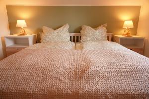 Un pat sau paturi într-o cameră la FeWo Suite Spaltsberg am Binnenwasser