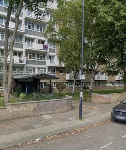 een parkeermeter voor een groot gebouw bij Beautiful entire 2 bedroom flat in central London in Londen