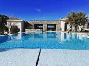 Piscina de la sau aproape de Le Domaine du Cade - Gîtes d'exception 4 étoiles "Le Lodge du Cade "