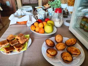 dos platos de comida en una mesa con pan y fruta en masseria Furca, en Serra Alimini