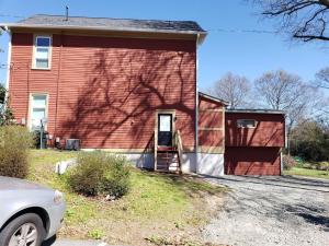 メイコンにあるSuite 4 - Private Apartment Historical Homeの赤い扉と家