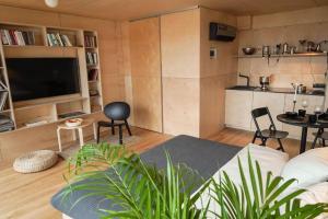 Telewizja i/lub zestaw kina domowego w obiekcie Riverfront Cabins in the garden