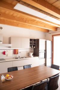 cocina con mesa de madera y sillas en Agriturismo Casa Fiorindo, en Meolo