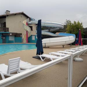 Bazén v ubytování Mobile-home dans camping 4 étoiles nebo v jeho okolí