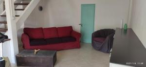 sala de estar con sofá rojo y silla en Bianca´s B&B, en Isca sullo Ionio