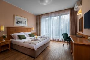 Postel nebo postele na pokoji v ubytování Grand Hotel BELLEVUE + 37 fotografií