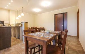 uma sala de jantar e cozinha com mesa e cadeiras em Nice Home In Torchiara With Kitchen em Torchiara