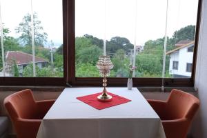 卡特佩的住宿－Kartepe Köşkü，一张桌子,上面有红色的餐巾纸和蜡烛台