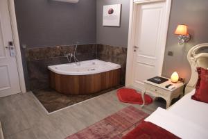 كارتيبي كوشكو  في كارتيبي: حمام مع حوض وسرير وغرفة نوم