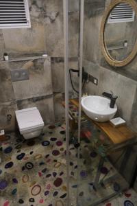 a bathroom with a sink and a toilet at Kartepe Köşkü in Kartepe