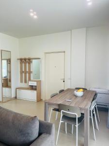 - un salon avec une table en bois et un canapé dans l'établissement Green Coast Resort Vila 143B, à Dhërmi