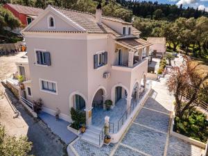 una vista aérea de una casa con entrada en Gialos Holiday House en Agia Pelagia Chlomou