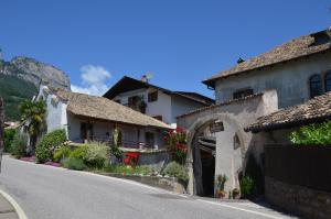 a street in a village with houses and flowers at Ansitz Weissenheim in Appiano sulla Strada del Vino