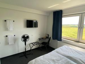 a bedroom with a bed and a desk and a window at Zzzimple - Staffless & Self Check-In in Pillig
