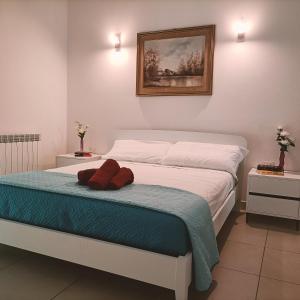 - une chambre avec un lit et une serviette dans l'établissement Sunny House Fourteen, à Assemini