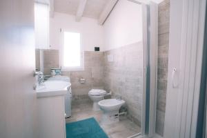 une salle de bain avec toilettes, lavabo et douche dans l'établissement Brand New Villa in La Caletta 500m from the Beach, à La Caletta
