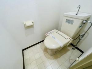 uma casa de banho com um WC e um lavatório em 中島9-1　NEW OPEN　景観最良の1LDK50㎡の室内空間　地下鉄駅徒歩5分以内 em Toyohira
