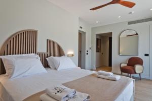 Tempat tidur dalam kamar di Arcus Luxury Suites Karpathos