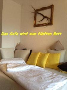 Ein Bett oder Betten in einem Zimmer der Unterkunft Ferienwohnung Gruß aus Partenkirchen