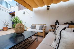 Posezení v ubytování CASA PALACIO SXVIII CON PISCINA en centro histórico de SEVILLA