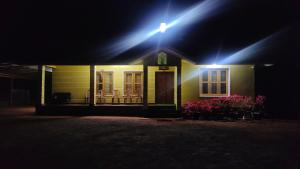 uma casa com luzes na frente à noite em Kurumbalakotta Village Homestay em Padinjarathara