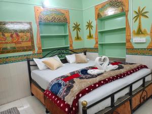Musa's Homestay في جودبور: غرفة نوم عليها سرير وفوط