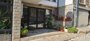 een toegang tot een gebouw met potplanten bij Guest House Saint Petka in Veliko Tŭrnovo