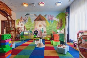 ヤロスワビエツにあるHotel Szlak Bursztynowyのカラフルなフロアの子供部屋(プレイルーム付)