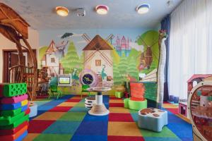 um quarto para crianças com um piso colorido e uma sala de jogos em Hotel Szlak Bursztynowy em Jarosławiec