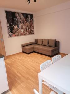 uma sala de estar com um sofá e uma mesa em Brand new two room apartment #64 in Elite Rezidence with free secure parking em Praga