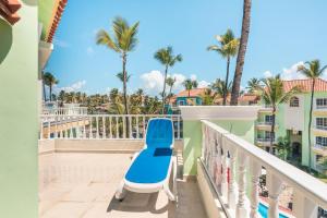 d'un balcon avec un banc bleu et des palmiers. dans l'établissement Modern Penthouse Near The Beach Long Term Deal, à Punta Cana