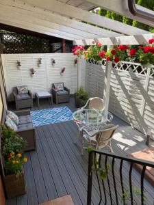 - une terrasse avec une table, des chaises et des fleurs dans l'établissement Przystanek surfera, à Rumia