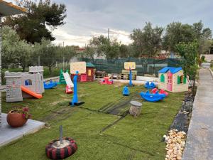 un parque infantil con equipo de juegos en un patio en Sunshine Apartments, en Mákri
