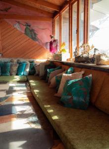 Nomad Hostel في نمرود: مقعد طويل عليه وسائد في الغرفة